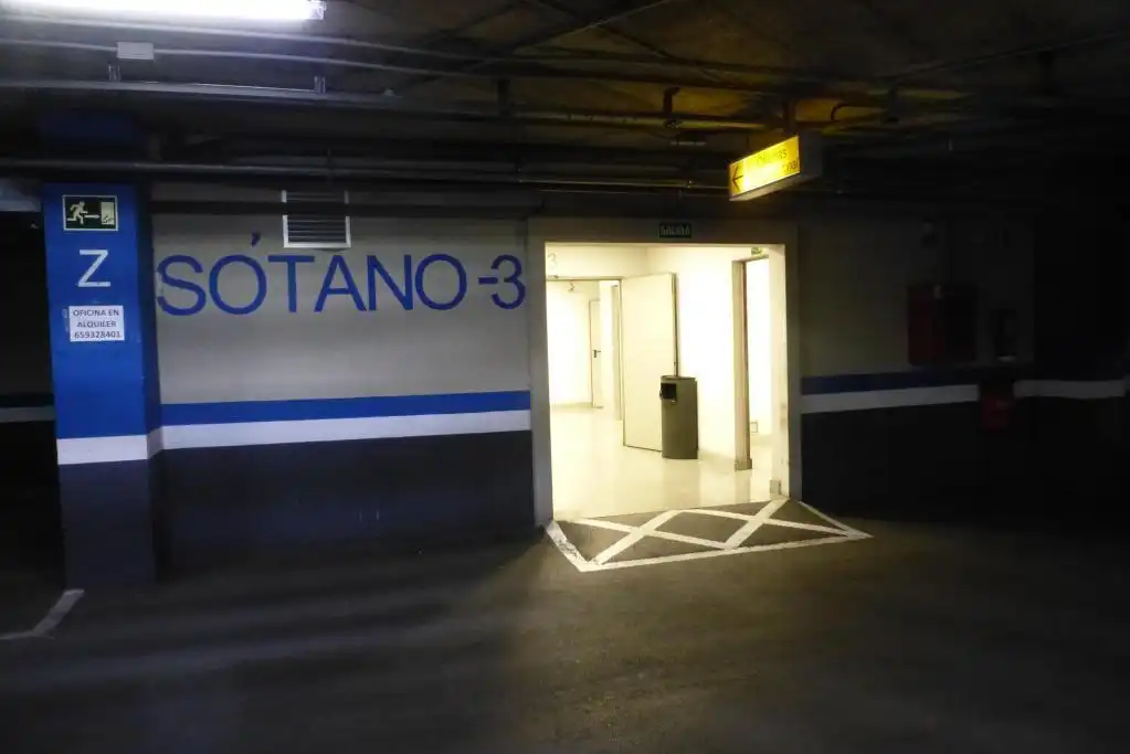 Aparcament amb ascensor en venda a c/ diego martinez barrio, imagen 19