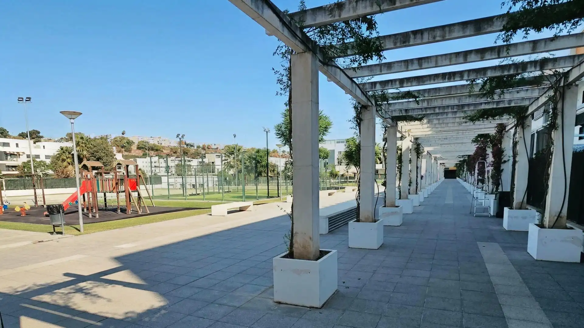 Vista exterior de Pis en venda en San Juan de Aznalfarache amb Aire condicionat, Jardí privat i Parquet