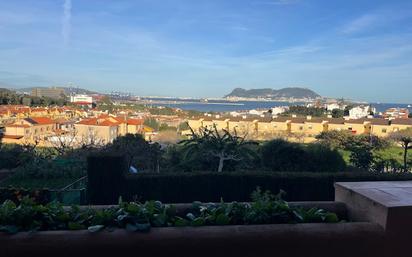 Vista exterior de Casa adosada en venda en Algeciras amb Jardí privat, Terrassa i Traster