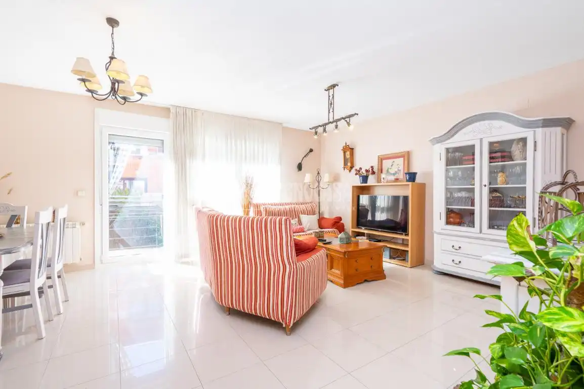 Sala de estar de Casa adosada en venta en Colmenar Viejo con Aire acondicionado, Jardín privado y Terraza