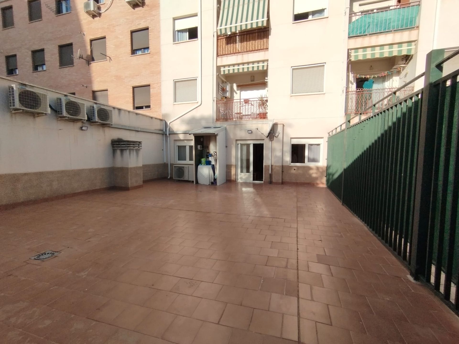 Vista exterior de Planta baixa en venda en Tomelloso amb Aire condicionat, Calefacció i Jardí privat