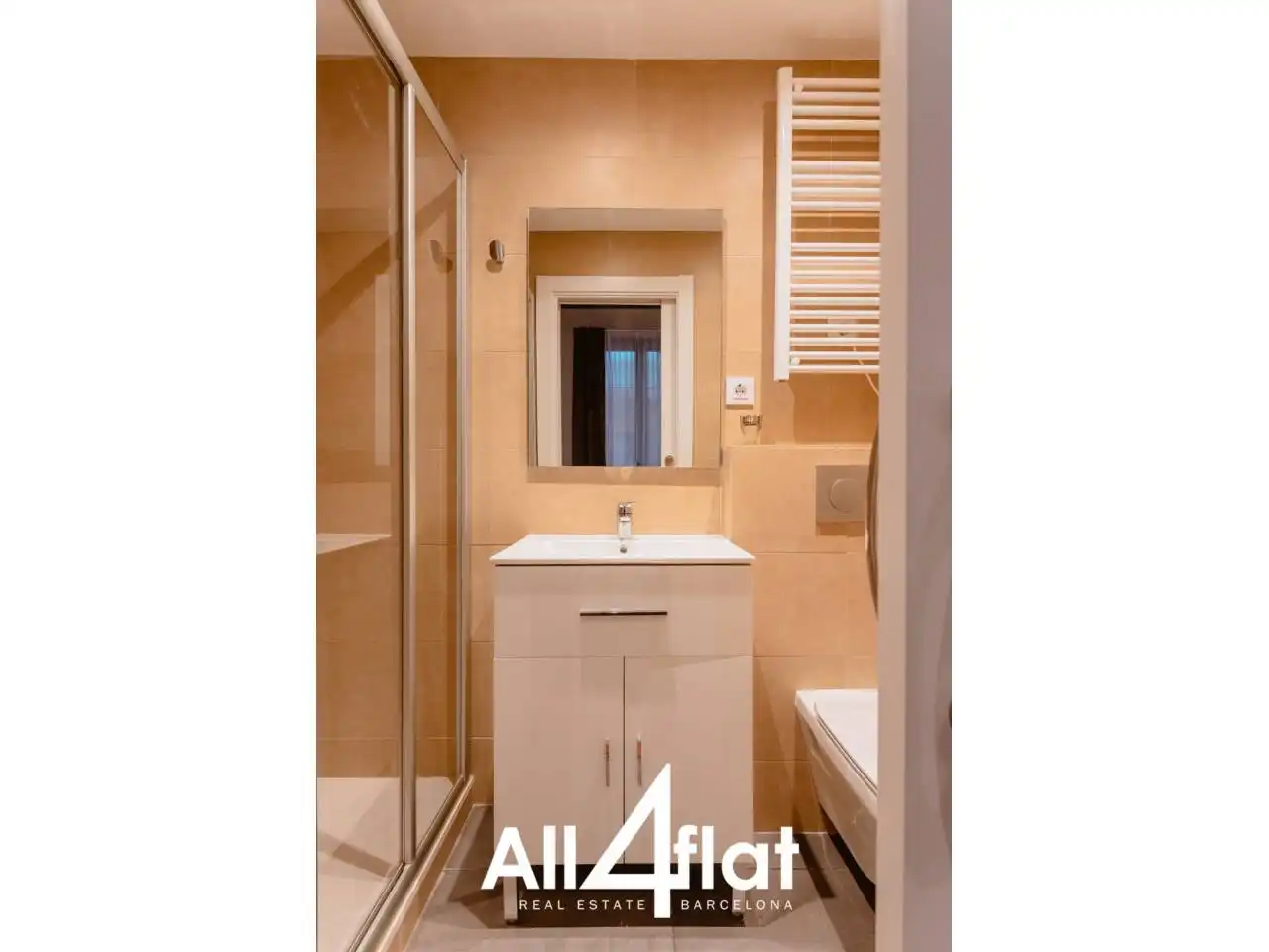 Badezimmer von Wohnung zur Miete in Barcelona mit Klimaanlage, Heizung und Parkett