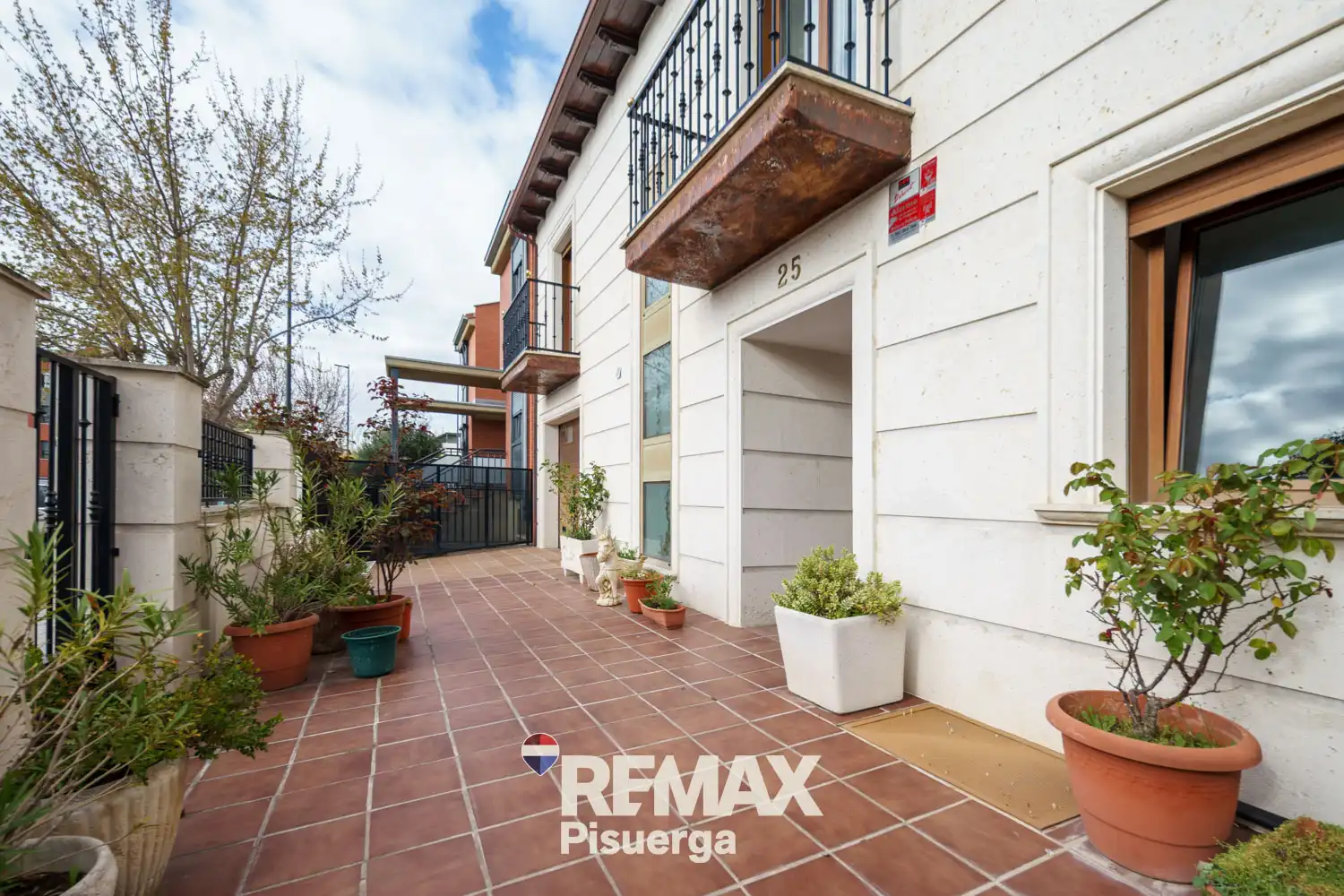 Vista exterior de Casa o chalet en venta en Laguna de Duero con Aire acondicionado, Calefacción y Jardín privado