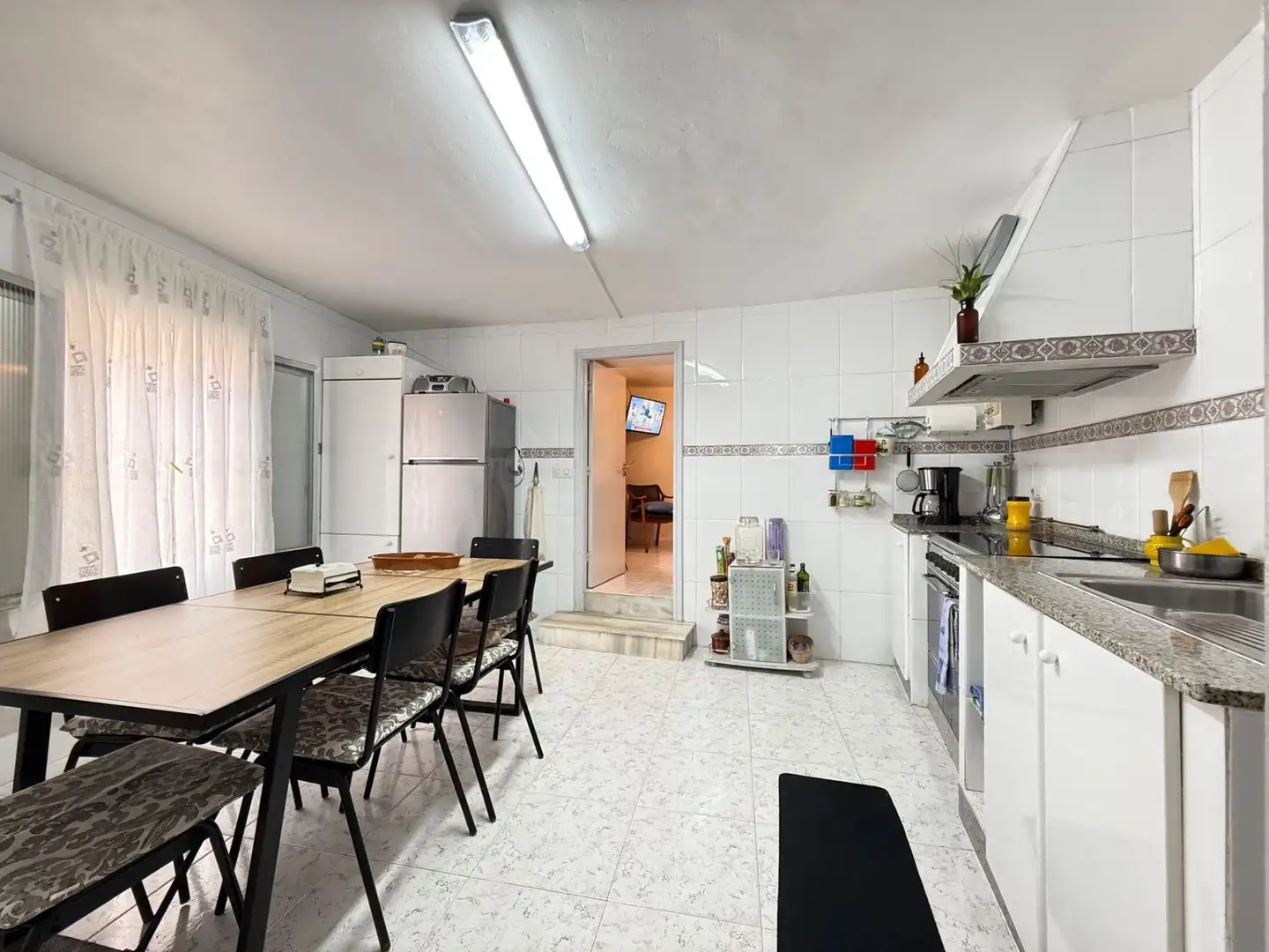 Küche von Einfamilien-Reihenhaus zum Verkauf in Boiro mit Möbliert