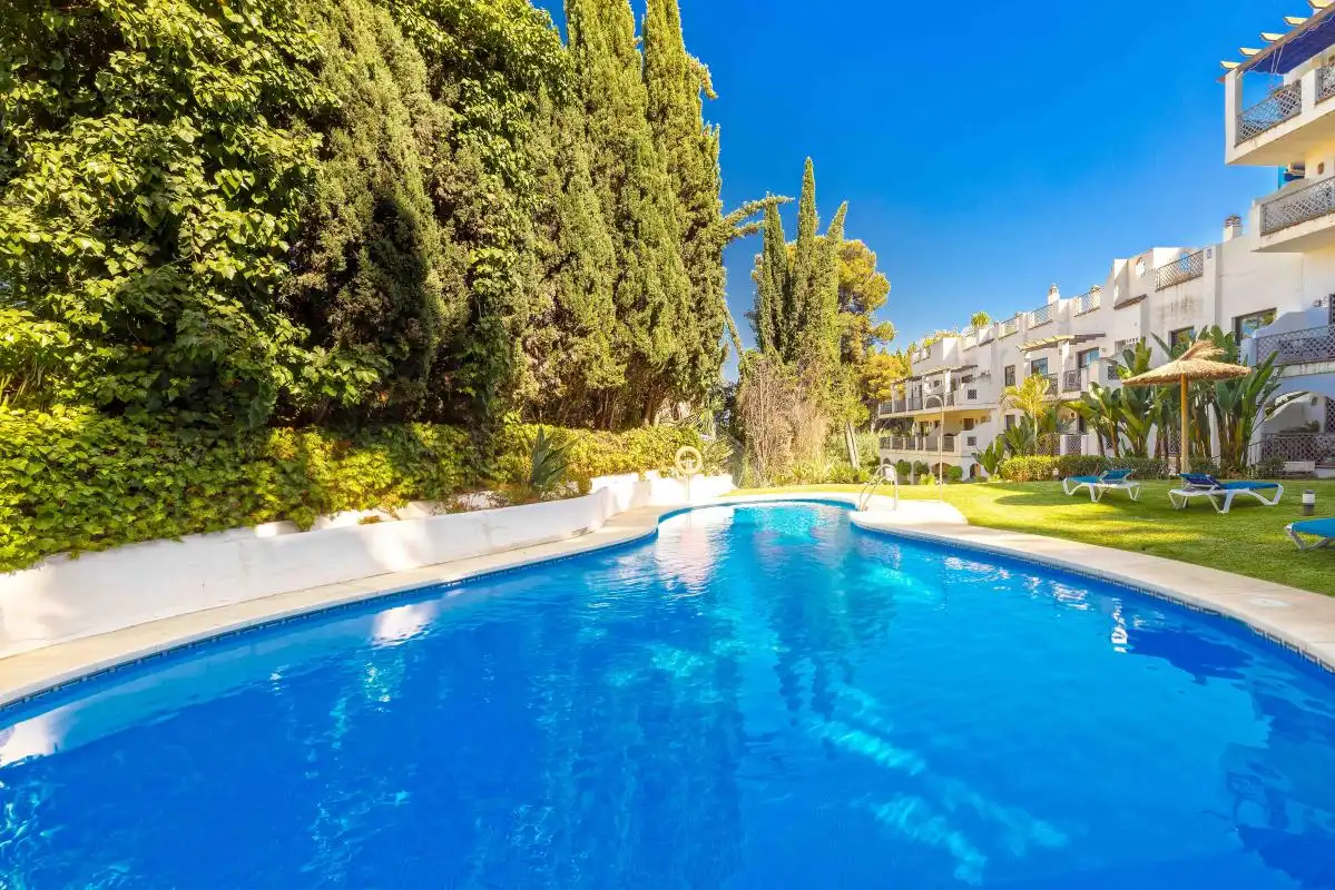 Piscina de Piso en venta en Marbella con Aire acondicionado, Calefacción y Jardín privado