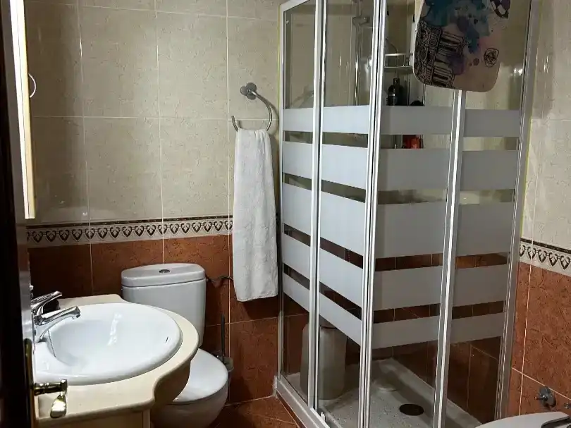 Bany de Casa adosada en venda en La Rinconada amb Aire condicionat i Balcó