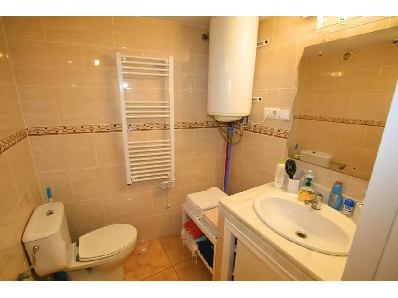 Badezimmer von Wohnungen zum Verkauf in Cadaqués mit Möbliert