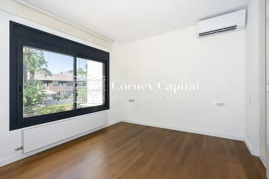 Habitación de Casa adosada en venta en Barcelona con Aire acondicionado, Calefacción y Jardín privado
