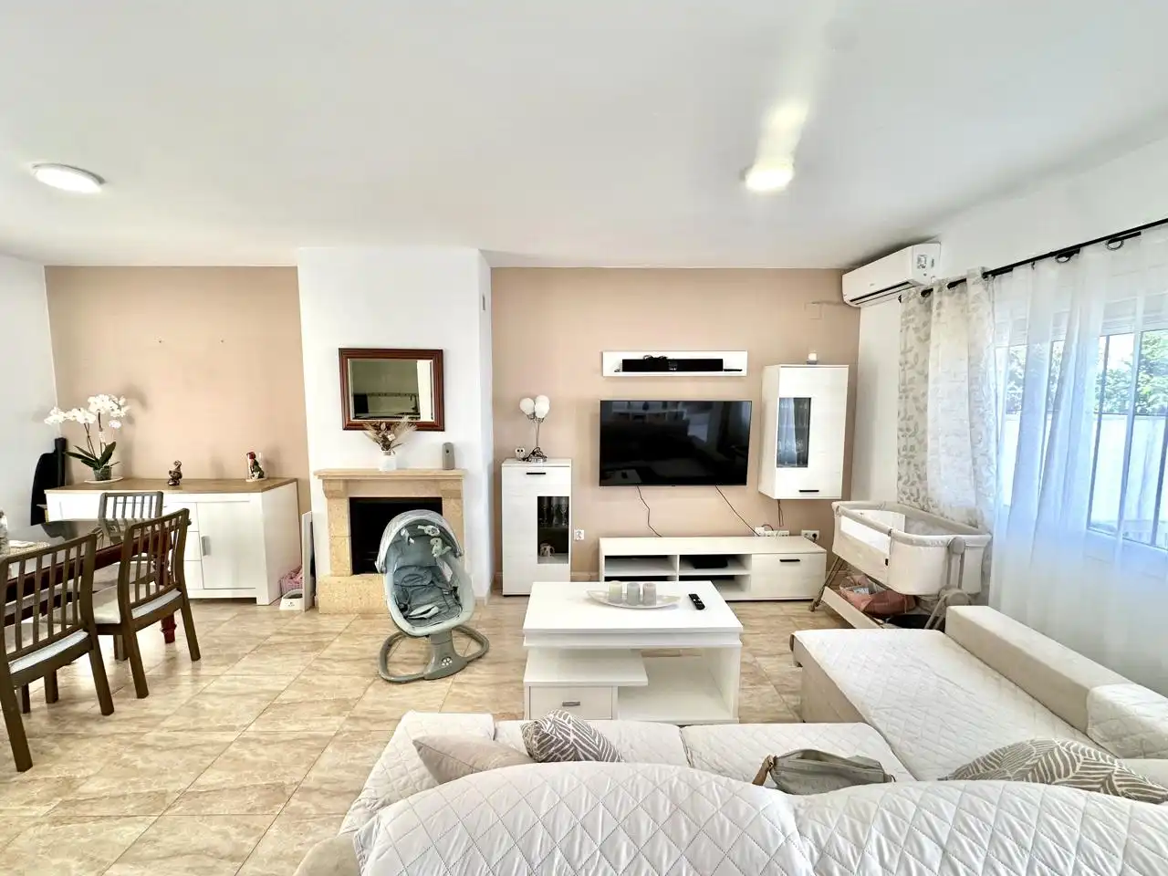 Sala de estar de Casa adosada en venta en Fuente de Piedra con Aire acondicionado, Terraza y Piscina comunitaria