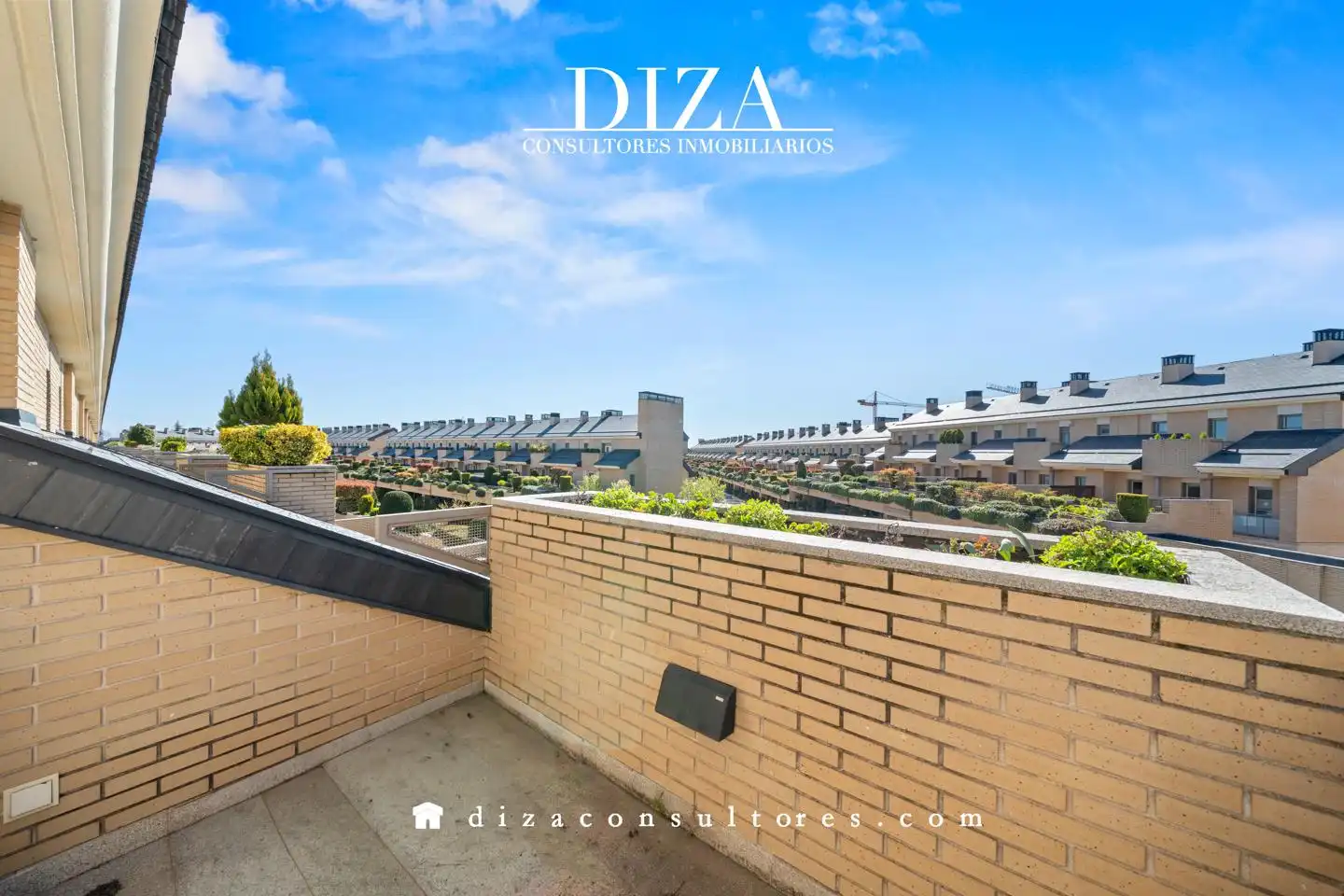 Vista exterior de Casa adosada en venda en Pozuelo de Alarcón amb Aire condicionat, Calefacció i Jardí privat