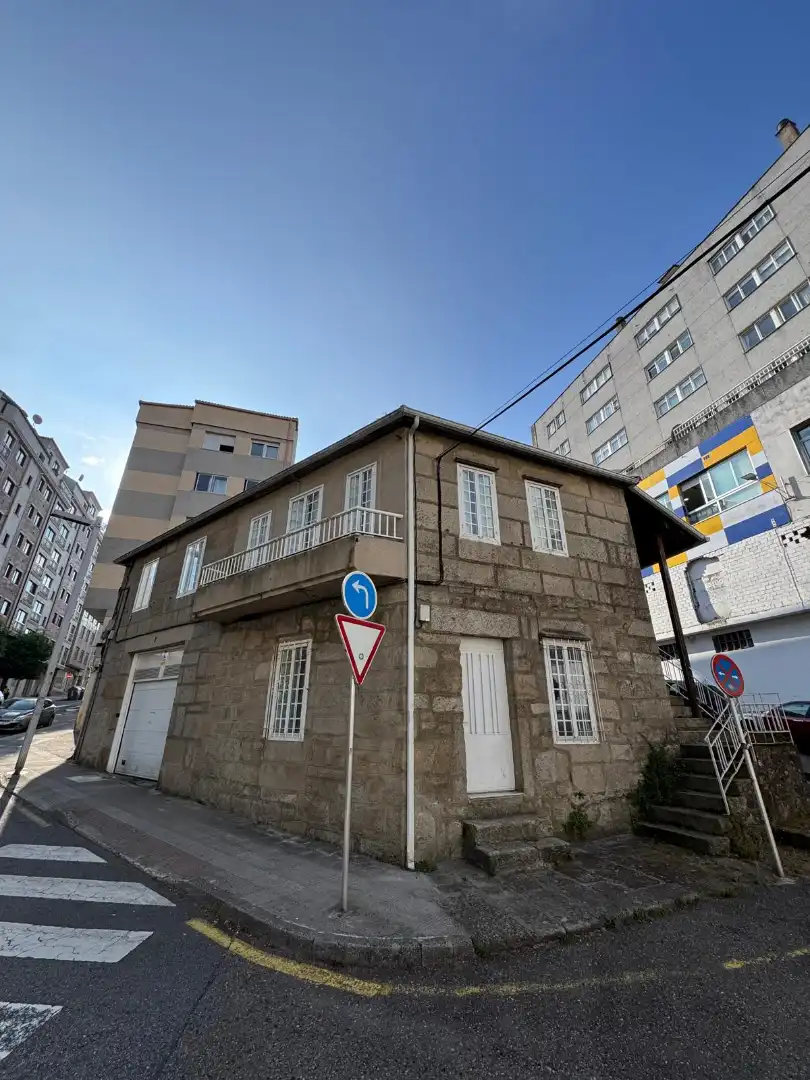 Vista exterior de Casa o xalet en venda en Pontevedra Capital  amb Jardí privat, Traster i Moblat