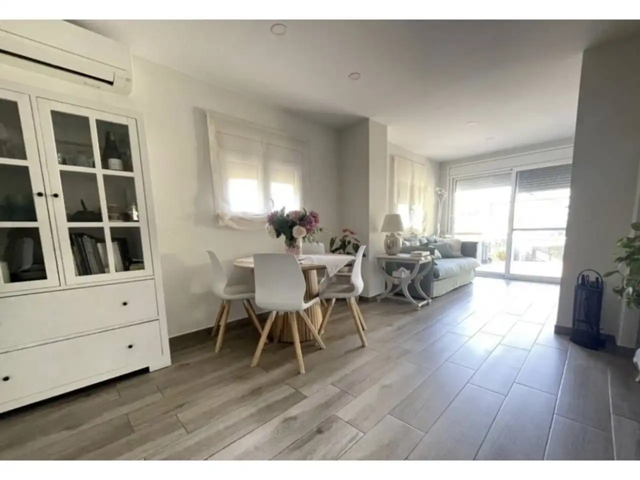 Wohnzimmer von Einfamilien-Reihenhaus zum Verkauf in Granollers mit Klimaanlage, Heizung und Privatgarten