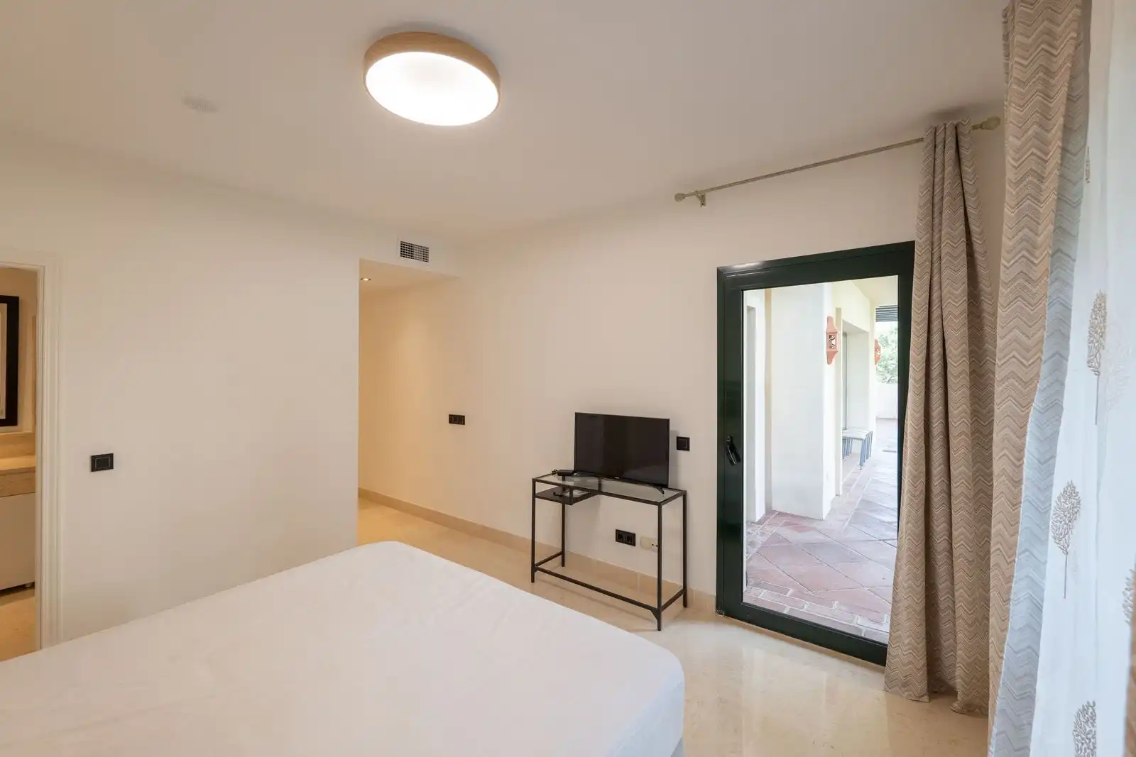 Schlafzimmer von Wohnung zur Miete in Benahavís mit Klimaanlage, Privatgarten und Terrasse