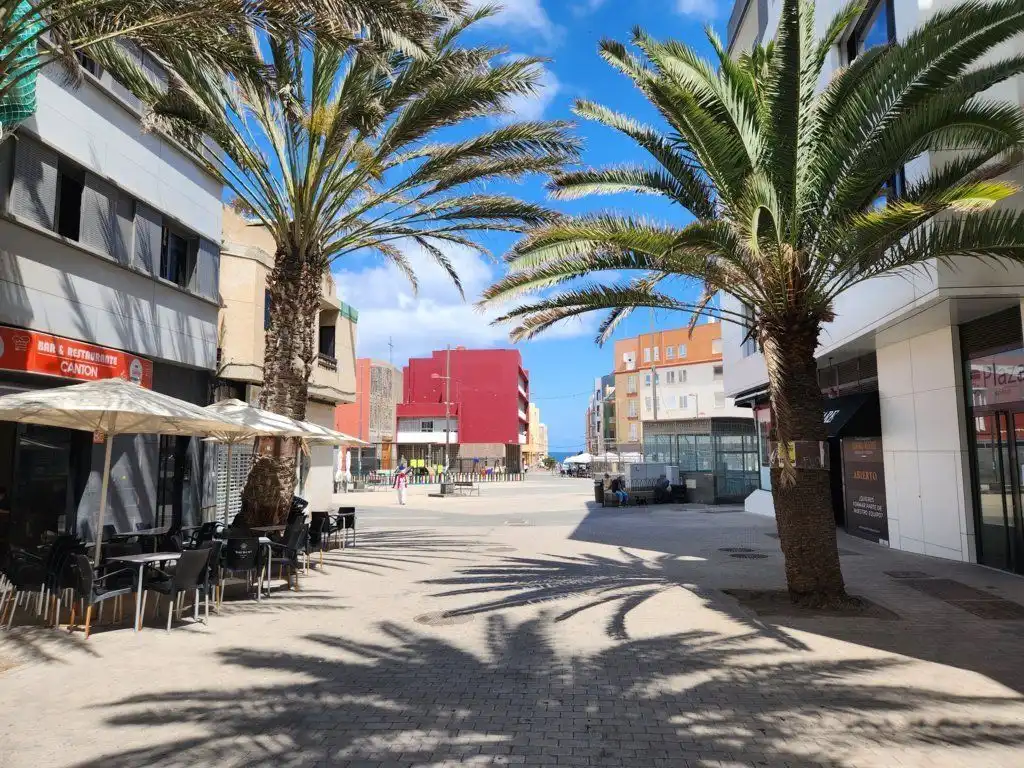 Vista exterior de Casa o xalet en venda en Las Palmas de Gran Canaria amb Aire condicionat i Terrassa
