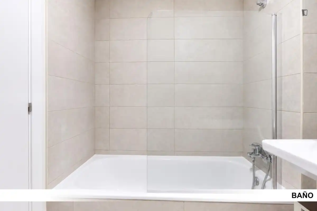 Bany de Apartament per a compartir en Dos Hermanas amb Aire condicionat, Calefacció i Moblat