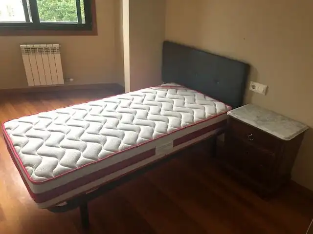 Schlafzimmer von Wohnung zur Miete in Poio mit Heizung