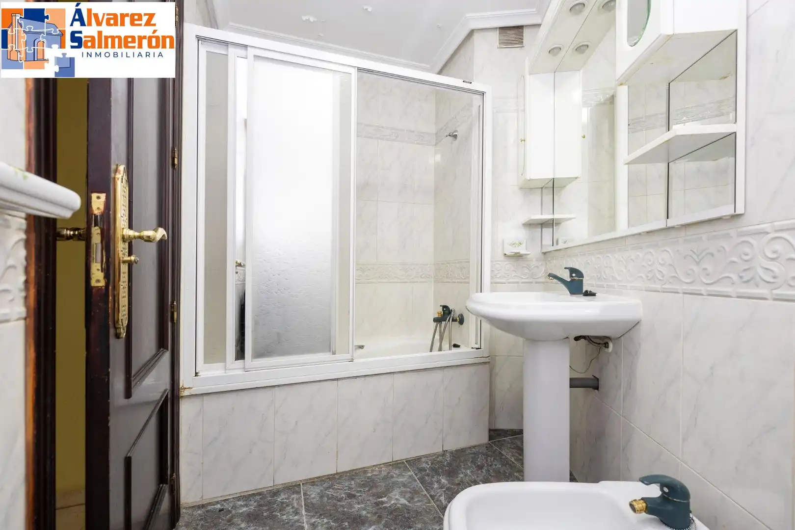Bathroom of Flat for sale in Granada