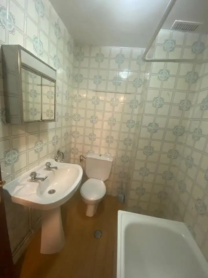 Bathroom of Flat for rent in Santiago de Compostela   with Furnished