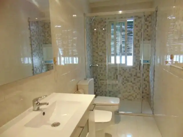 Bathroom of Flat for sale in Granada  with Terrace and Furnished