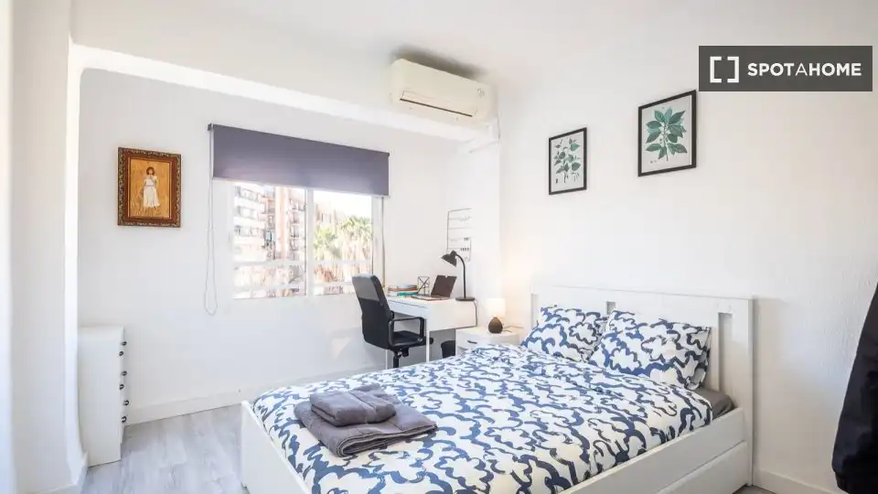 Room in Les Tendetes - Avenida Burjassot