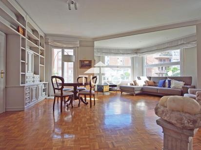 Living room of Flat for sale in  Barcelona Capital  with Air Conditioner, Heating and Parquet flooring