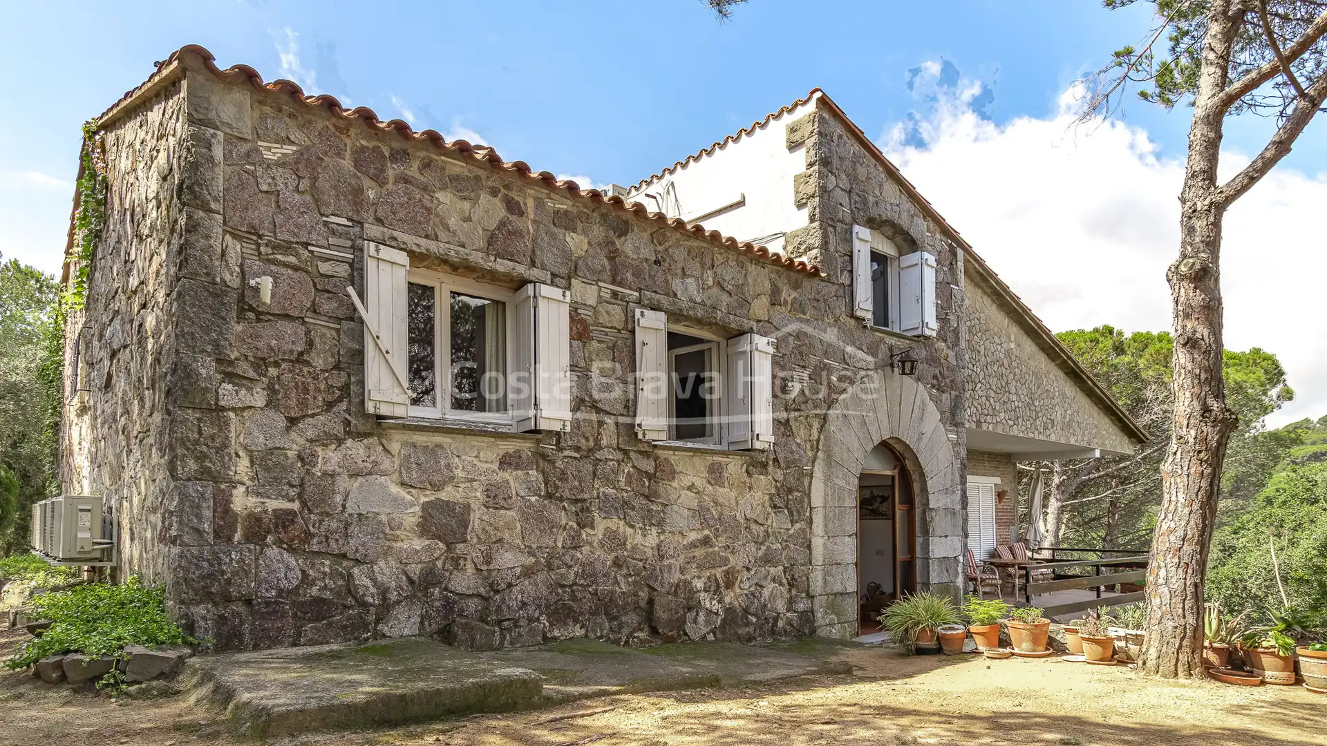 Vista exterior de Finca rústica en venda en Sant Feliu de Guíxols amb Aire condicionat, Calefacció i Jardí privat