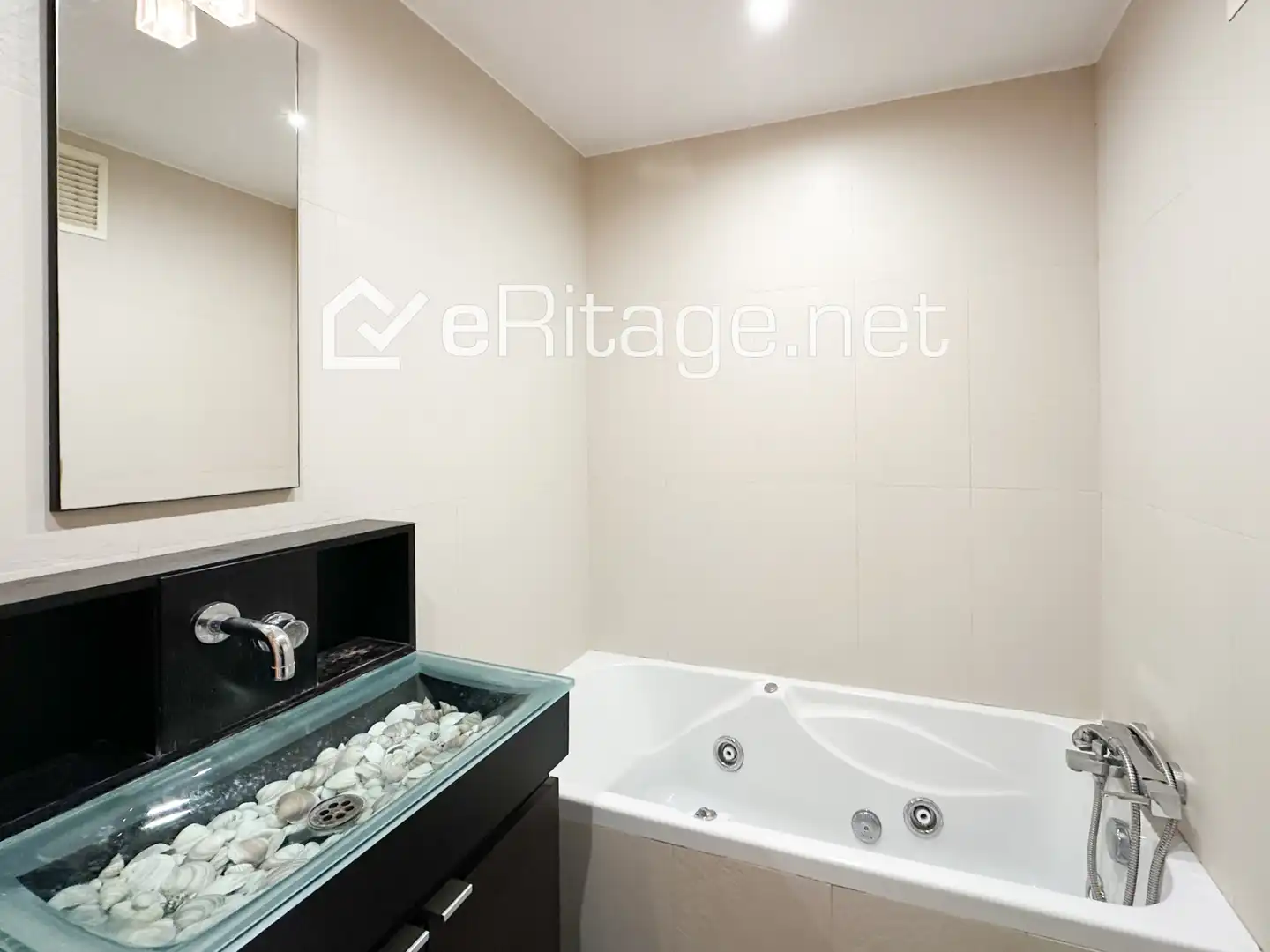 Baño de Piso en venta en L'Hospitalet de Llobregat con Aire acondicionado, Calefacción y Parquet