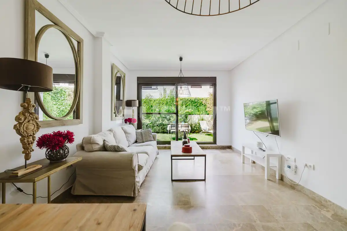 Living room of Ground floor for sale in Estepona  with Air Conditioner, Heating and Private garden