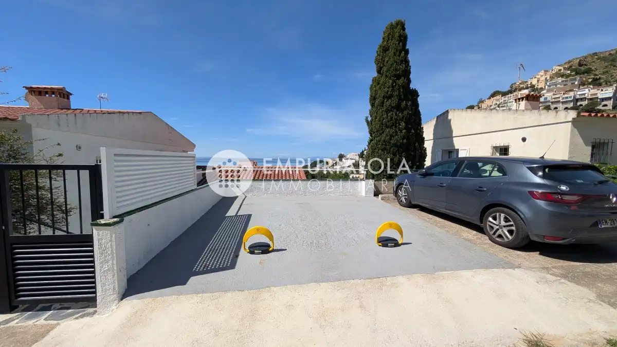 Parking of Houses for sale in Roses  with Air Conditioner and Private garden