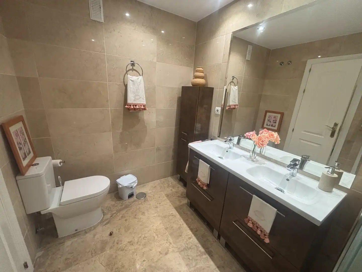 Baño de Piso en venta en Marbella con Aire acondicionado, Terraza y Amueblado