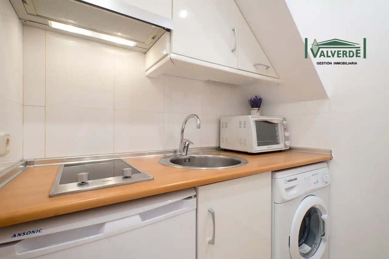 Cuina de Apartament de lloguer en Granada amb Aire condicionat, Calefacció i Moblat