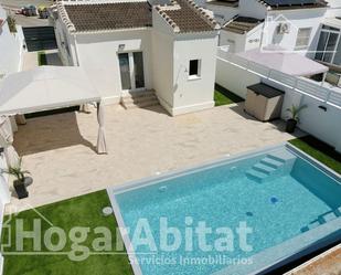 Vista exterior de Casa o xalet en venda en Torrevieja amb Aire condicionat, Jardí privat i Terrassa