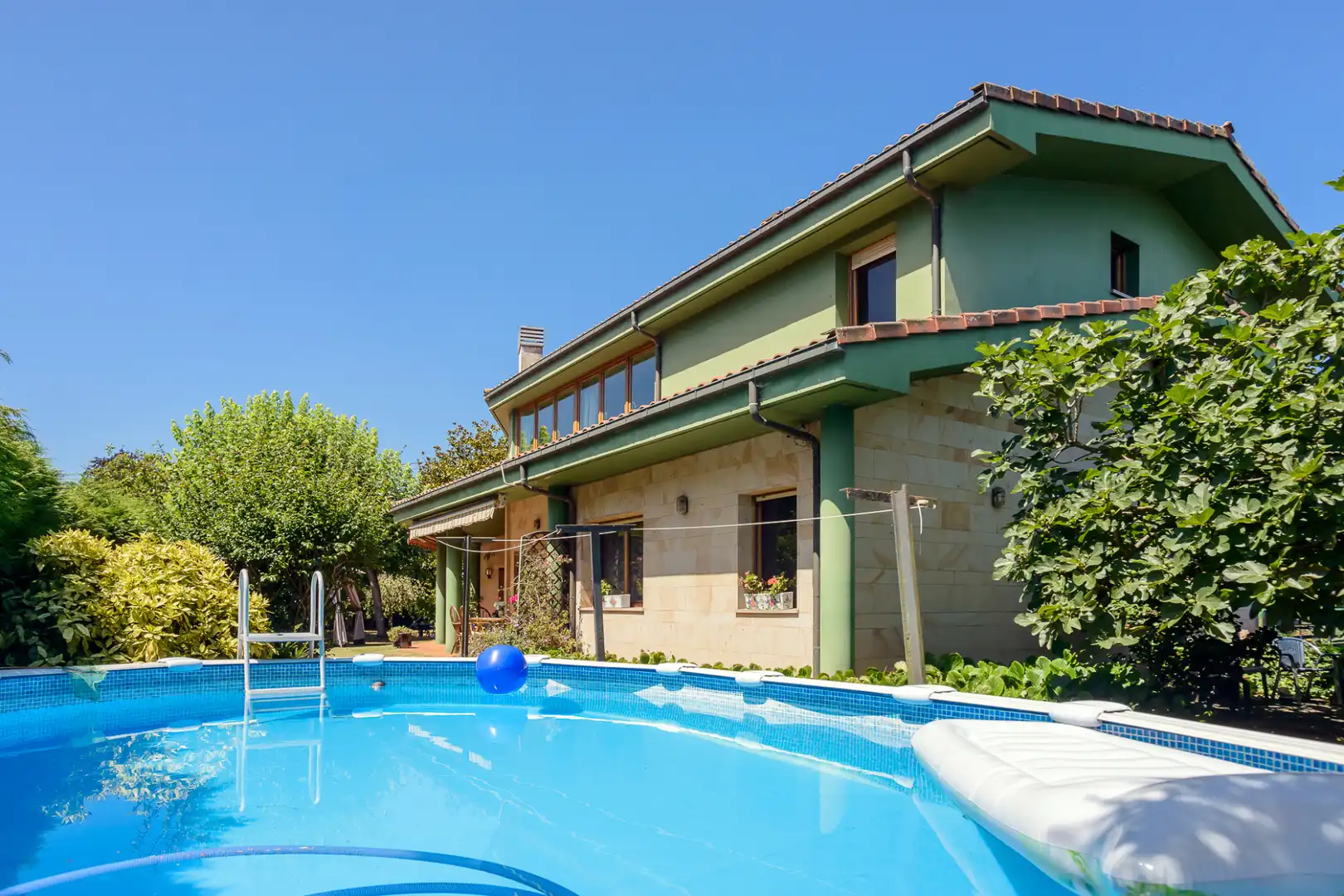 Piscina de Casa o chalet en venta en Oviedo  con Calefacción, Jardín privado y Parquet