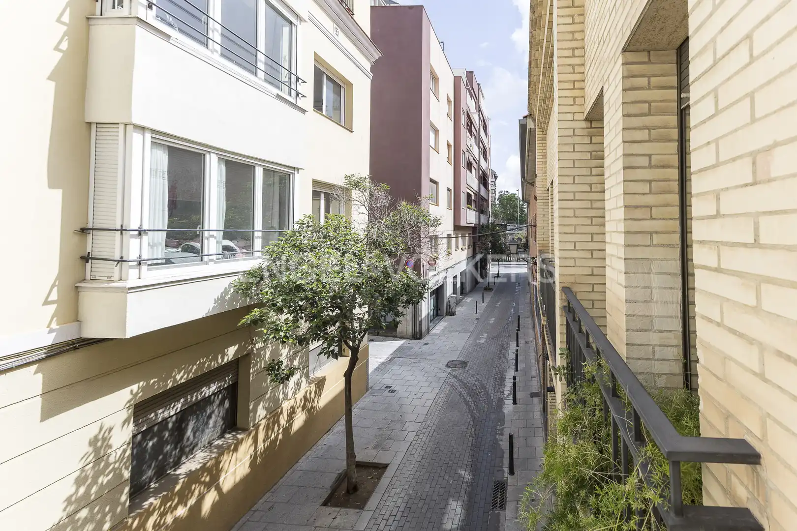 Außenansicht von Einfamilien-Reihenhaus zum Verkauf in Barcelona mit Heizung, Privatgarten und Parkett