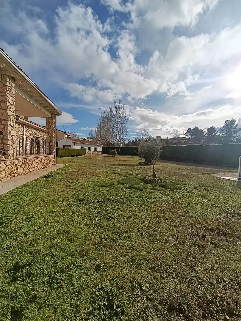Houses for sale in Buendía  with Air Conditioner, Heating and Private garden