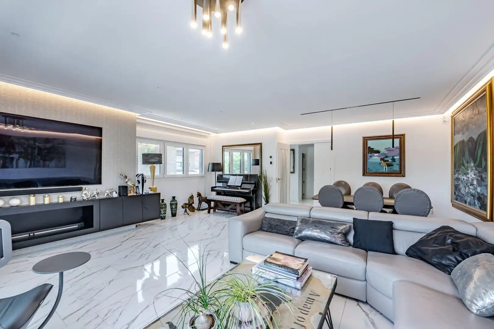 Sala de estar de Casa adosada en venta en Pozuelo de Alarcón con Aire acondicionado, Calefacción y Piscina