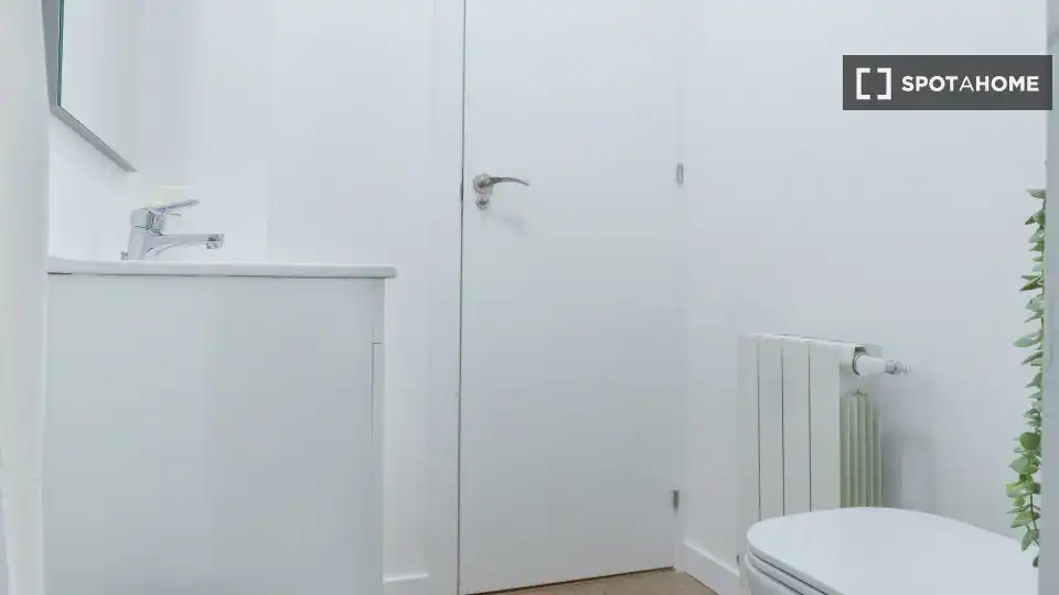Bathroom of Flat for share in Getafe  with Air Conditioner, Heating and Furnished