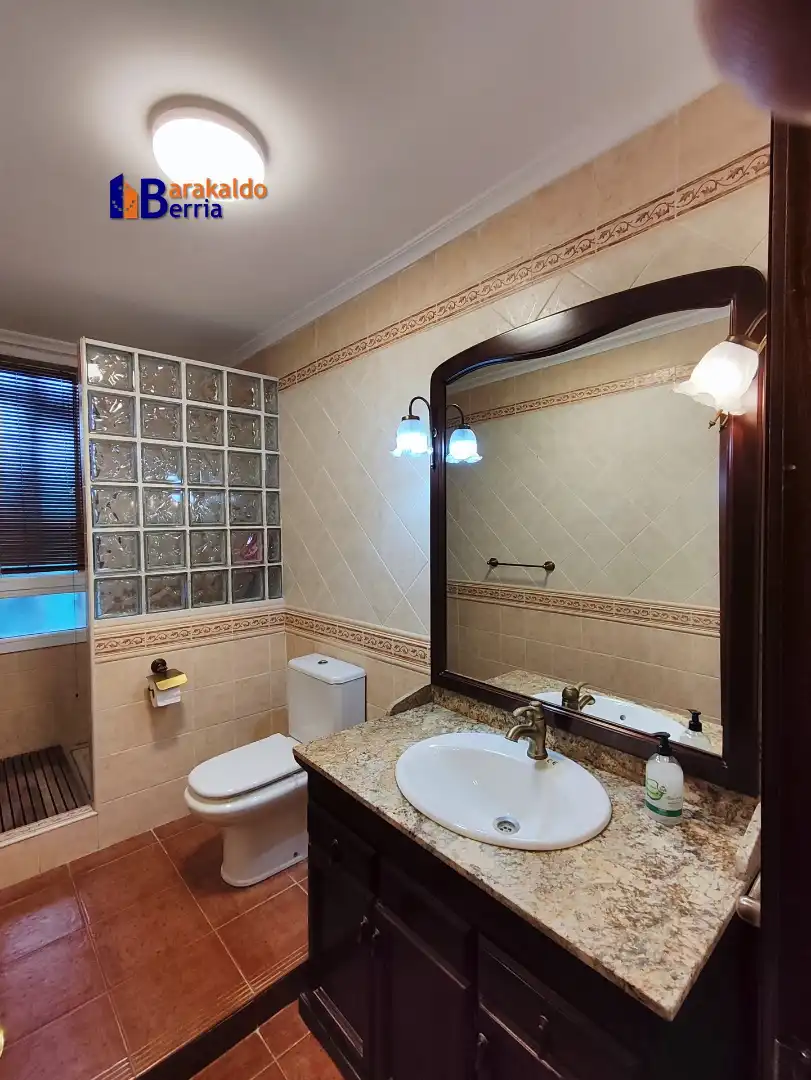 Baño de Piso en venta en Sestao  con Amueblado, Horno y Lavadora