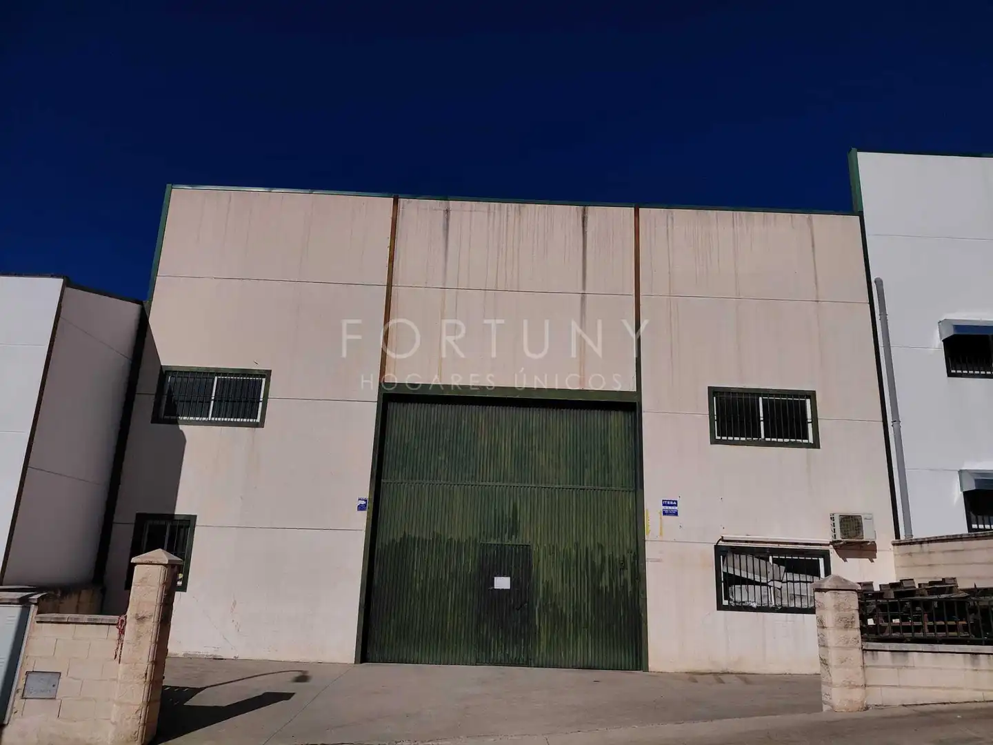 Nau industrial en venda a Calle Manuel Altolaguirre 12