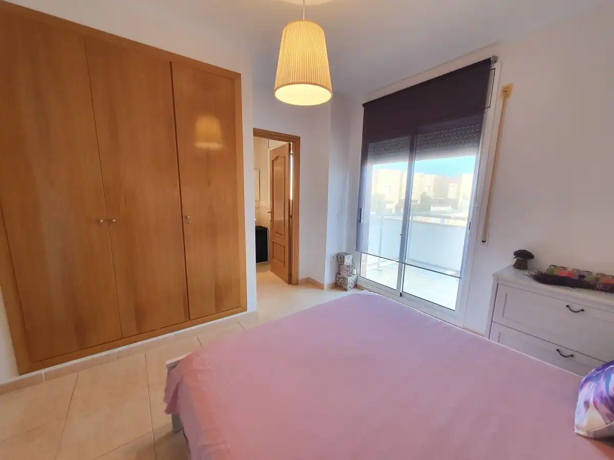 Schlafzimmer von Einfamilien-Reihenhaus zum Verkauf in Mont-roig del Camp mit Klimaanlage, Heizung und Privatgarten