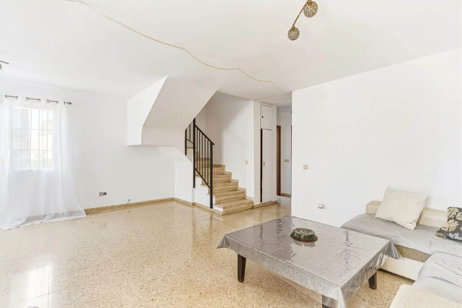 Sala d'estar de Casa adosada en venda en Estepona amb Jardí privat i Terrassa