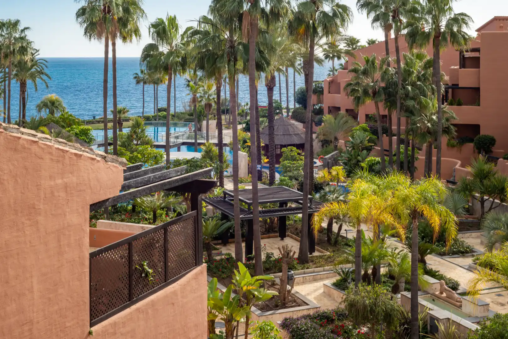 Vista exterior de Apartament en venda en Estepona amb Aire condicionat, Terrassa i Piscina