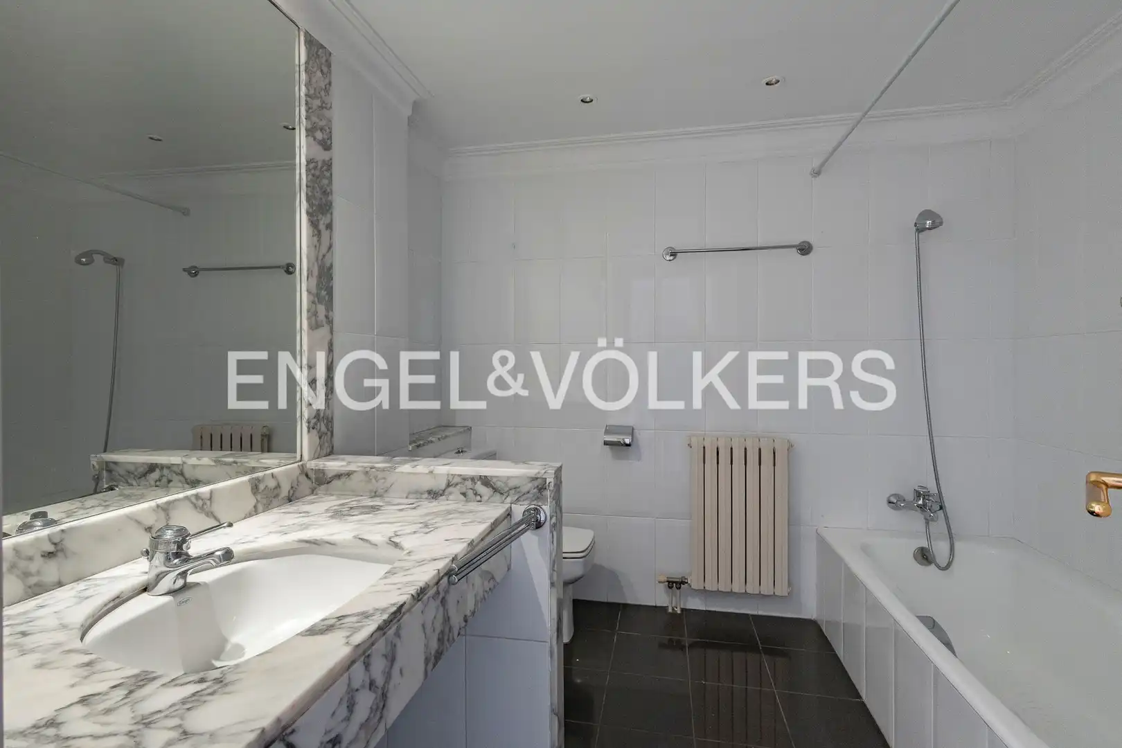 Baño de Ático de alquiler en Barcelona con Aire acondicionado, Calefacción y Parquet