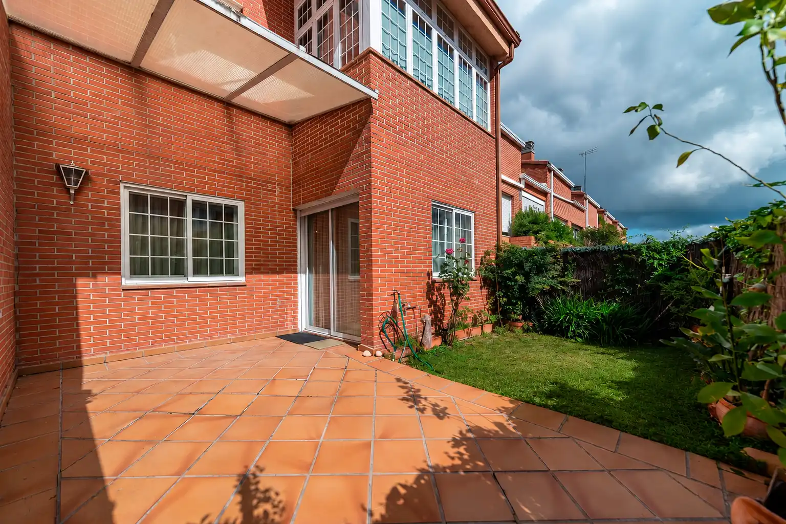 Exterior view of Detached homes for sale in  Madrid Capital  with Air Conditioner, Heating and Private garden