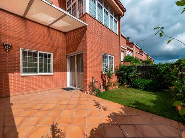 Terraced house with garden for sale in Calle Unicornio
