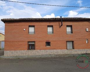 Vista exterior de Casa adosada en venda en Villabraz amb Calefacció i Terrassa