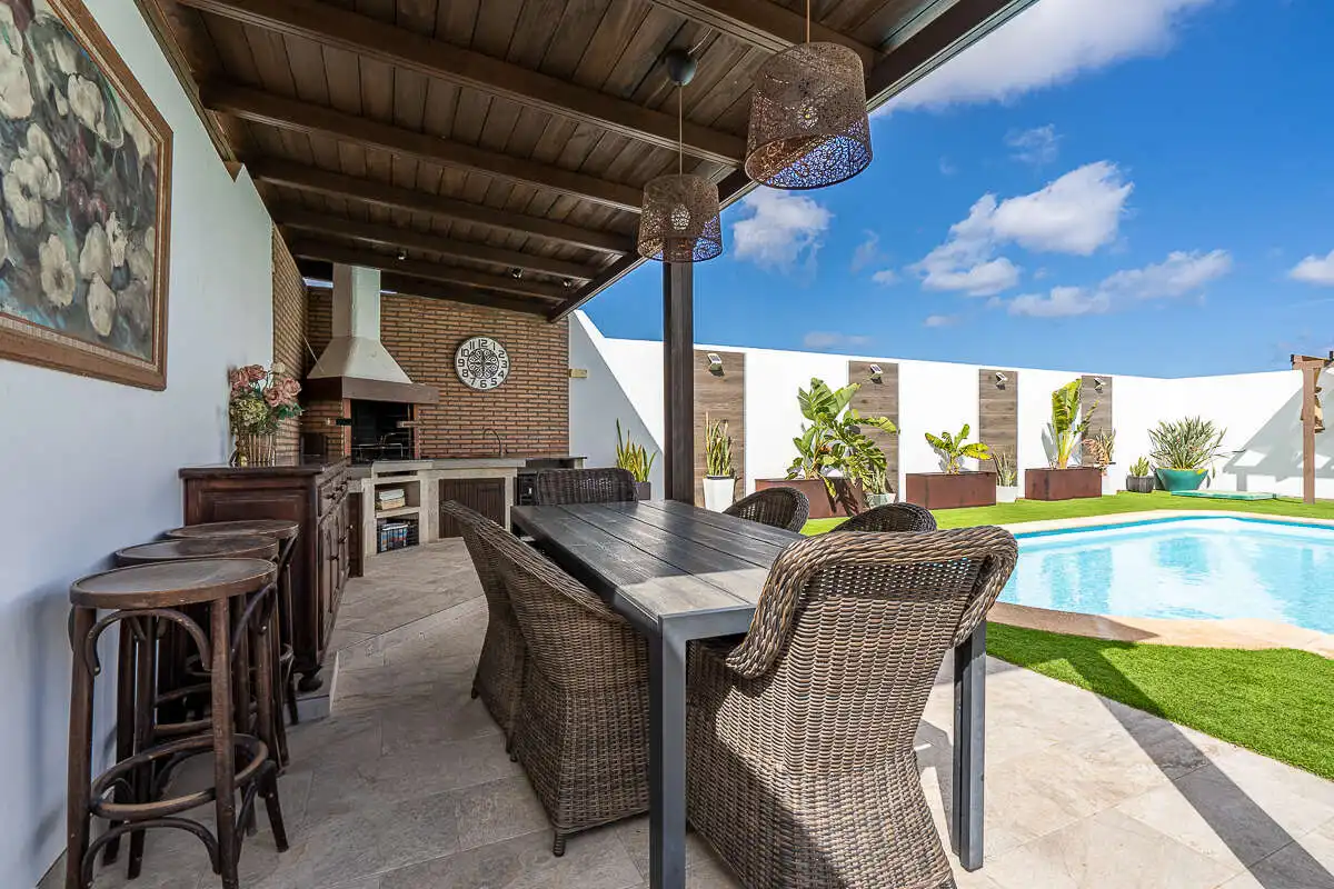 Terrassa de Casa o xalet en venda en Yaiza amb Aire condicionat, Piscina i Moblat