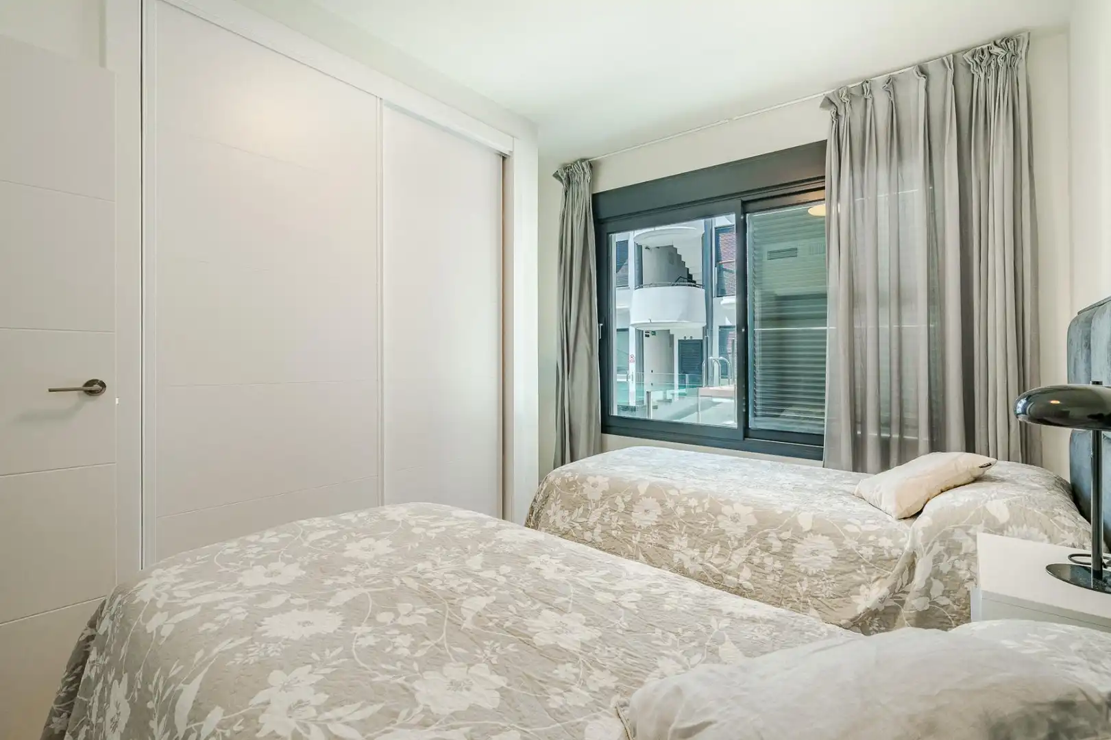 Habitación de Apartamento en venta en Estepona con Aire acondicionado, Calefacción y Amueblado