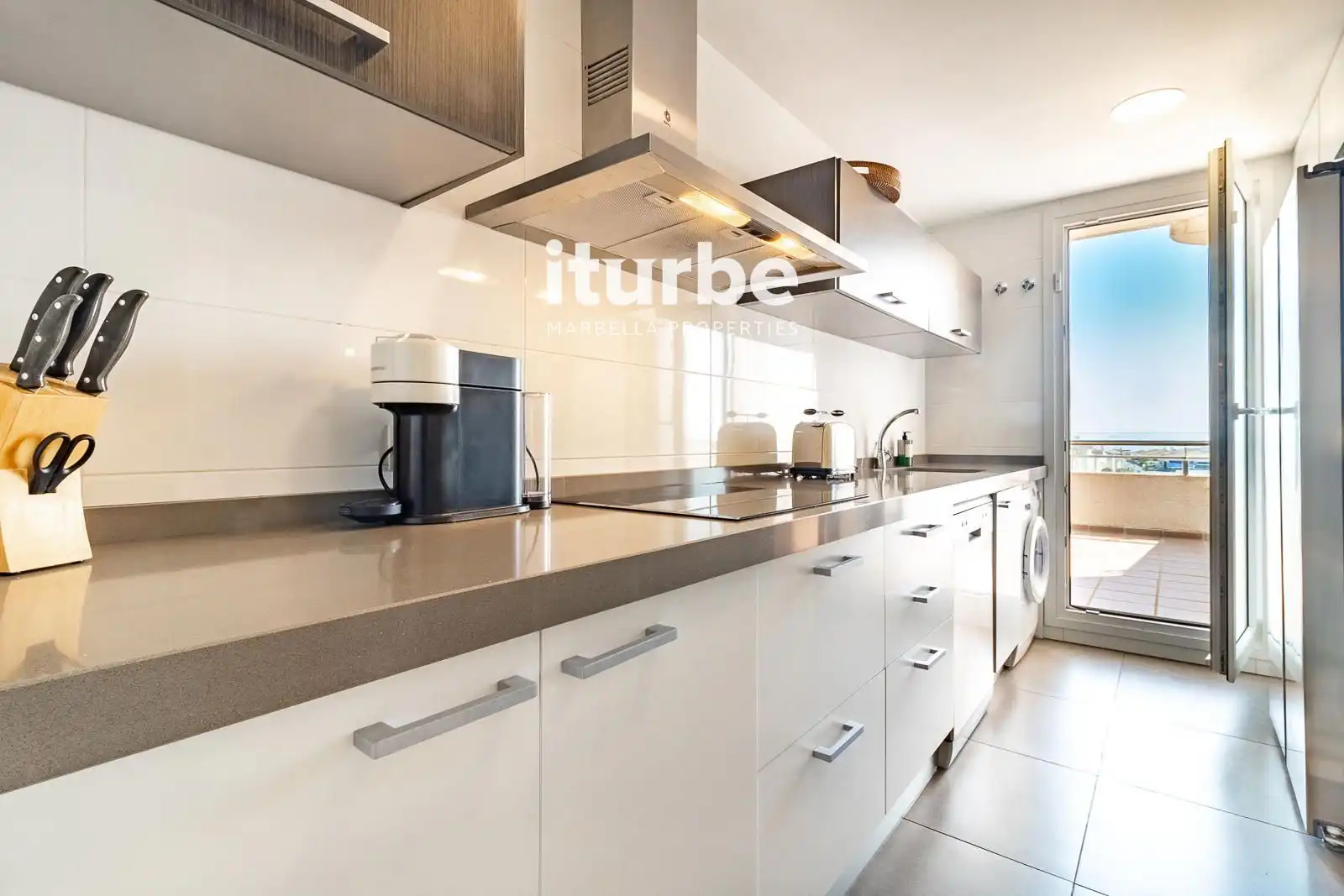 Cocina de Ático en venta en Marbella con Aire acondicionado, Terraza y Piscina