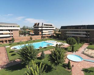 Piscina de Pis de lloguer en Majadahonda amb Calefacció, Parquet i Moblat